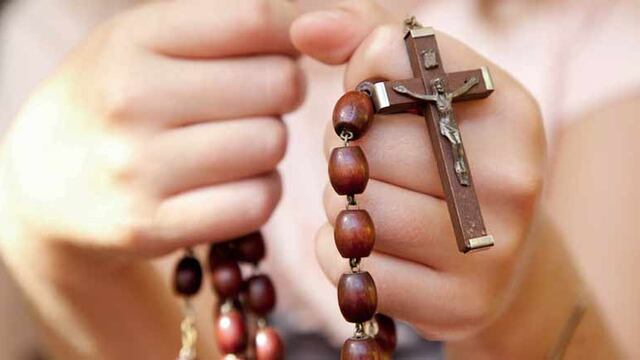 Mujeres rezando el rosario