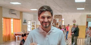 El dirigente radical viajó a Hughes de nuevo para la segunda vuelta.