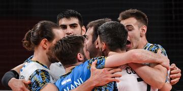 Argentina festeja el triunfo frente a Italia tras el 3-2 y su boleto a semifinal.