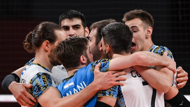 Argentina festeja el triunfo frente a Italia tras el 3-2 y su boleto a semifinal.