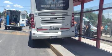 Un micro atropelló a varias personas, entre ellas niños, que esperaban en una parada de Guaymallén .