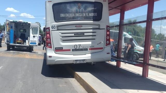 Un micro atropelló a varias personas, entre ellas niños, que esperaban en una parada de Guaymallén .