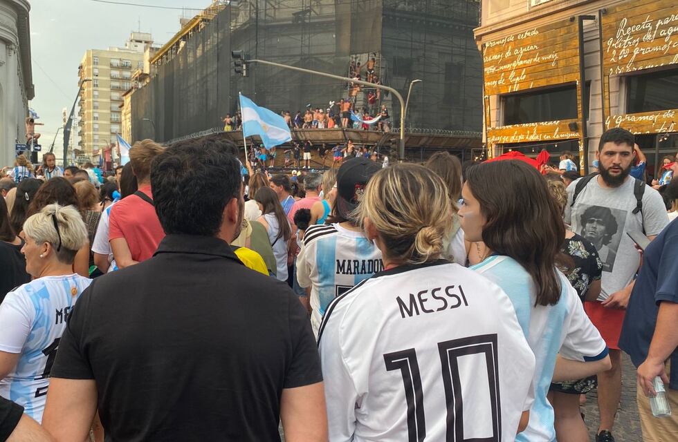 Qatar 2022: preparan en Tandil un mega operativo tras viralizarse los festejos arriba de un edificio