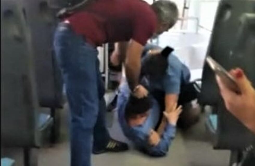 El chofer de un colectivo se fue a las piñas con un ciclista en el bajo neuquino