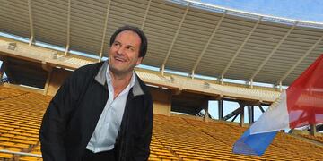 Roberto el Pato Gasparini, delante de la platea que lleva su nombre en el Kempes. De película, como cuando Racing ganó el Prode (La Voz archivo).