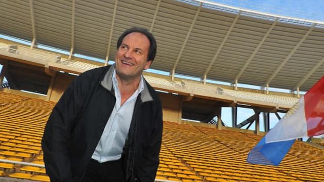 Roberto el Pato Gasparini, delante de la platea que lleva su nombre en el Kempes. De película, como cuando Racing ganó el Prode (La Voz archivo).