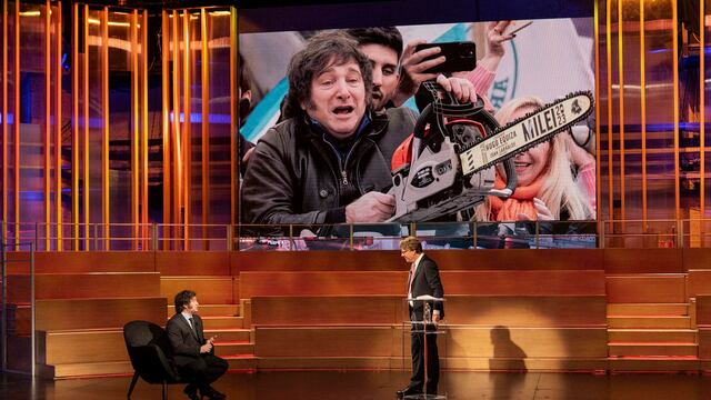 Javier Milei junto al periodista italiano Nicola Porro. Milei considera que "el Estado es el enemigo, una asociación criminal" y el comunismo, "una enfermedad del alma", al tiempo que asegura que, tras "reconsiderar algunas posiciones", ha empezado a "construir un vínculo positivo" con el papa Francisco, que le recibió este lunes en el Vaticano. Foto: EFE/ Mediaset