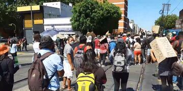 Manifestación de manteros en Flores. (crédito: captura TN)