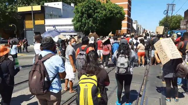 Manifestación de manteros en Flores. (crédito: captura TN)