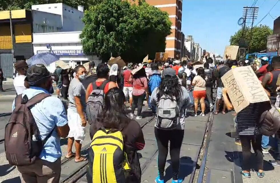 Flores: manteros cortaron las vías del tren Sarmiento para protestar contra los operativos policiales