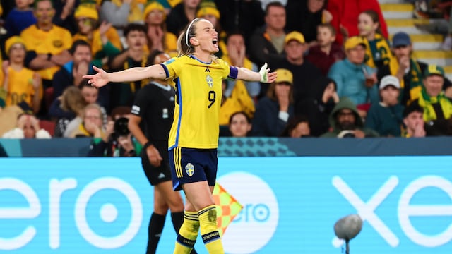 La futbolista sueca Kosovare Asllani celebra tras anotar el segundo gol de su equipo durante el partido por el tercer puesto del Mundial femenino contra Australia, en Brisbane, Australia, el 19 de agosto de 2023. (AP Foto/Tertius Pickard)