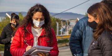 Atención al Vecino de la Municipalidad de Ushuaia, junto a la concejala Laura Avila, recorrieron el barrio Los Alerces.