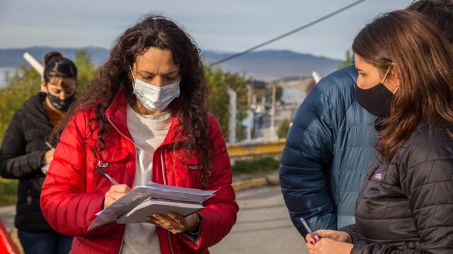 Atención al Vecino de la Municipalidad de Ushuaia, junto a la concejala Laura Avila, recorrieron el barrio Los Alerces.