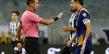 Esteban Ostojich es el árbitro que anuló un polémico gol a Boca en la Copa Libertadores en Brasil, ante el Atlético Mineiro. Le reclama Carlos Izquierdoz, de Boca. (AP)
