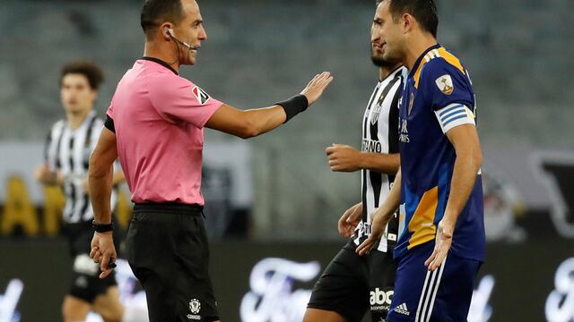 Esteban Ostojich es el árbitro que anuló un polémico gol a Boca en la Copa Libertadores en Brasil, ante el Atlético Mineiro. Le reclama Carlos Izquierdoz, de Boca. (AP)