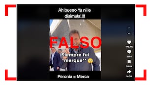 No, en este video viral Sergio Massa no recibe una bolsa con cocaína, lo que le arrojan son cartas.