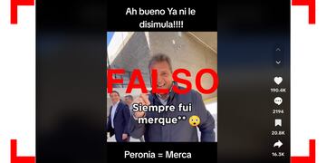 No, en este video viral Sergio Massa no recibe una bolsa con cocaína, lo que le arrojan son cartas.