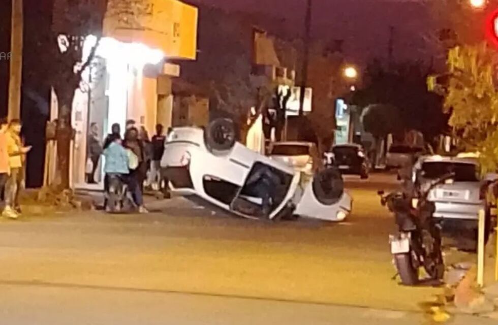 Arroyito: perdió el control del vehículo y tras impactar otro auto, volcó