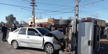 La camioneta quedó volcada luego del violento choque con el VW Polo.