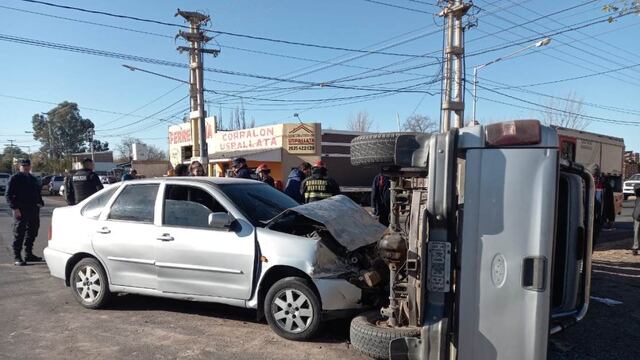 La camioneta quedó volcada luego del violento choque con el VW Polo.