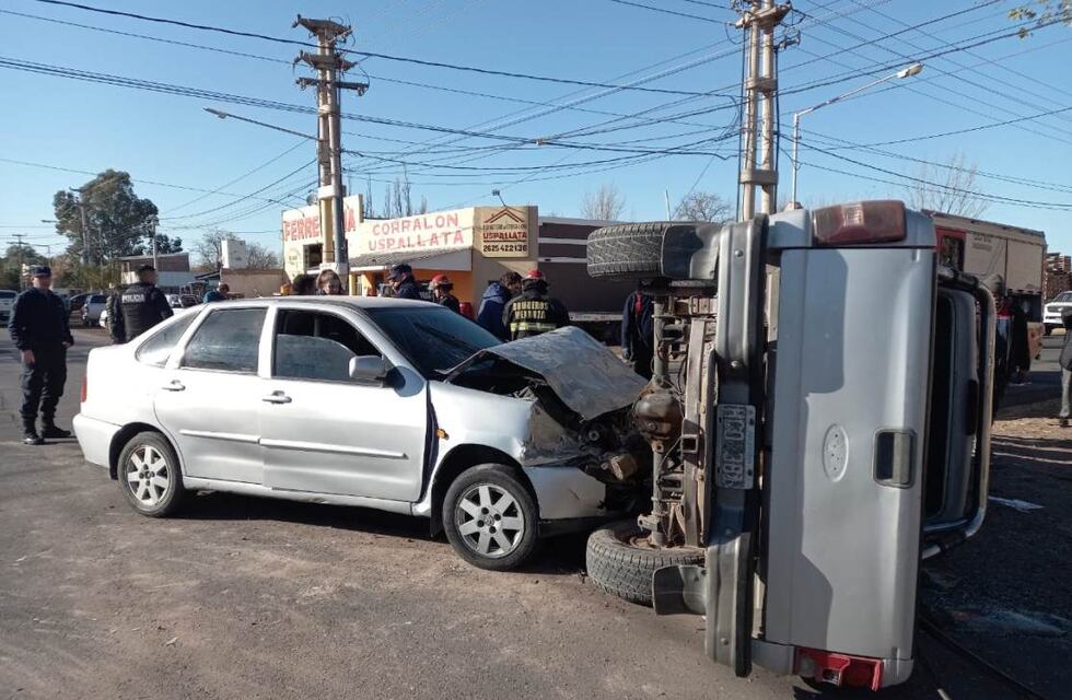 Cuatro heridos tras un choque y vuelco en General Alvear