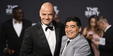 Gianni Infantino con Diego Maradona