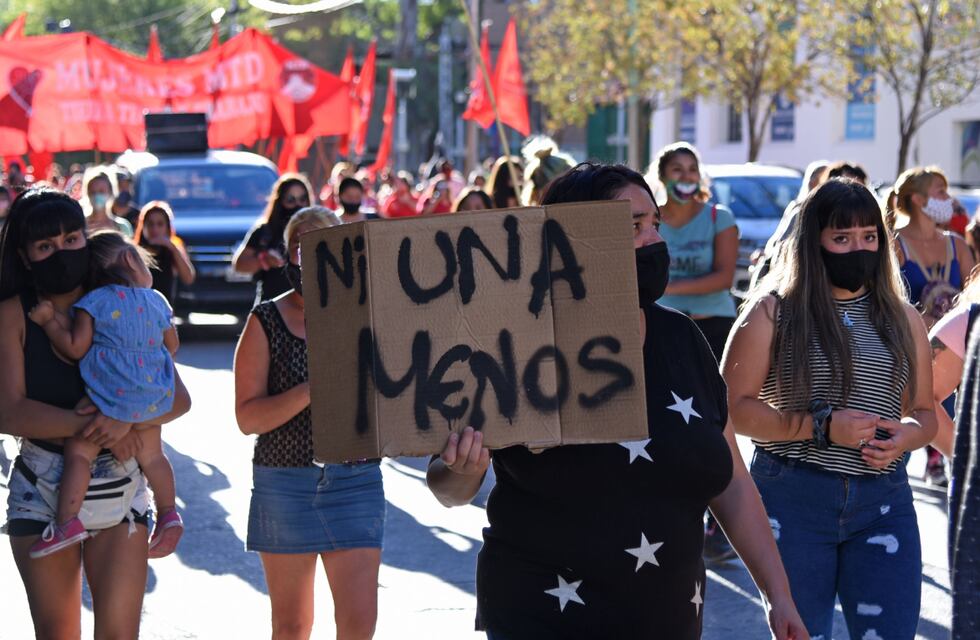 Neuquén: trabajadores del servicio de Violencia Familiar denuncian que no tienen ni un teléfono para atender llamados