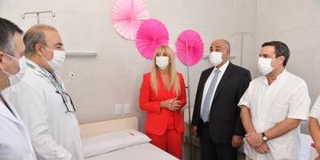 Manzur visitó la sala de oncología de la Maternidad