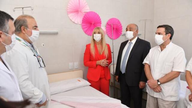 Manzur visitó la sala de oncología de la Maternidad