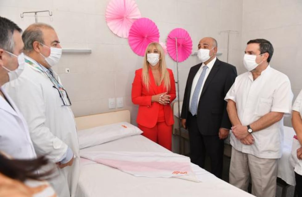 Manzur visitó la sala de oncología de la Maternidad