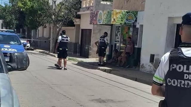 Bomberos y Policía de Córdoba trabajan en el domicilio.