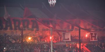 El impresionante marco que le dieron los hinchas de Instituto al duelo revancha ante Defensores de Belgrano, por la semifinal del Reducido. (Facundo Luque / La Voz)