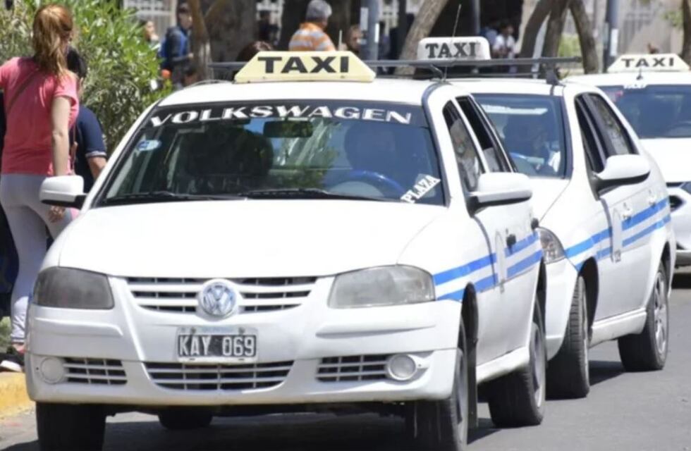 Multan a taxistas en San Luis por conducir en jogging e incumplir con la ley que exige “pulcritud”