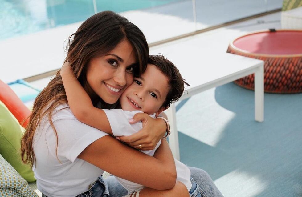 Antonela Roccuzzo envió un tierno saludo de buenas noches junto a Mateo Messi