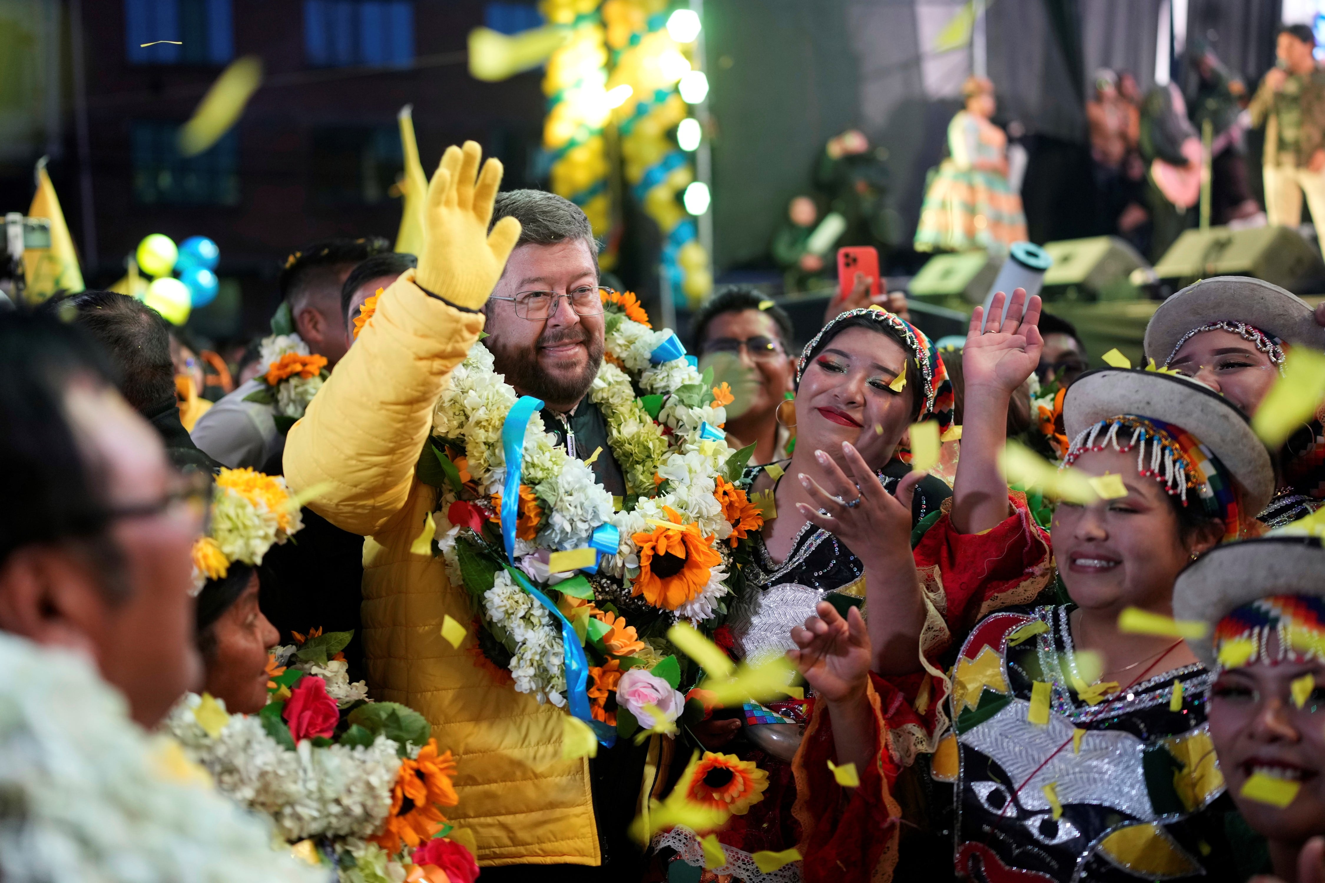 El candidato presidencial -por cuarta vez- Samuel Doria Medina saluda durante un mitin de cierre de campaña de la Alianza Unidad realizado en la ciudad de El Alto.