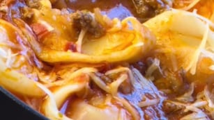 La receta exprés para hacer los capelettis de jamón y queso con salsa.