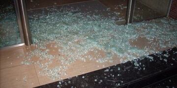 De un mazazo, rompieron el vidrio de un San Juan Servicios y se llevaron $580.000/ Canal 13 San Juan