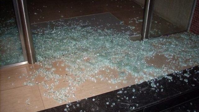 De un mazazo, rompieron el vidrio de un San Juan Servicios y se llevaron $580.000/ Canal 13 San Juan