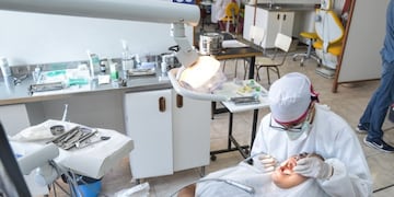 La Facultad de Odontología ha tomado todas las medidas preventivas necesarias y ha respetado protocolos estrictos para mantener en funcionamiento los servicios a la comunidad.