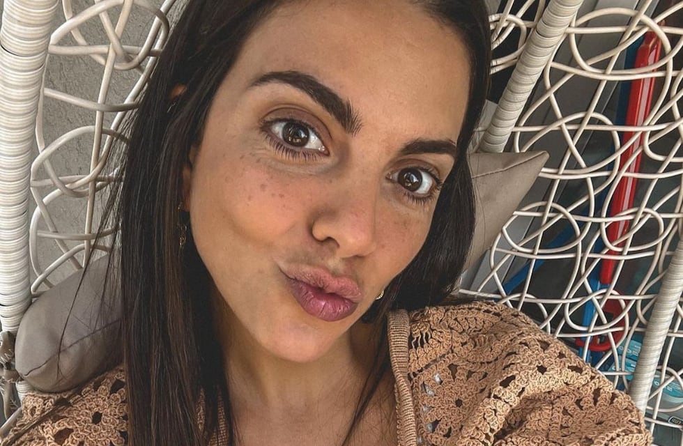 Belu Lucius estreno la temporada de pileta con una enteriza: “Estos son mis 10 minutos para mi”