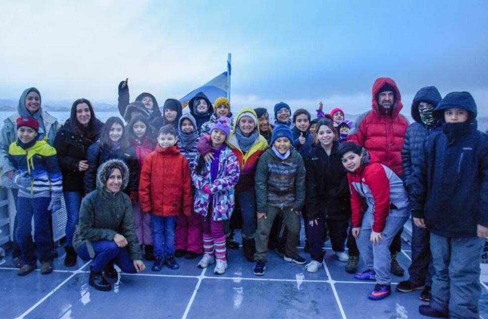 Aniversario de Prefectura Naval Argentina: Alumnos de escuelas deportivas municipales de Ushuaia navegaron por el Canal Beagle