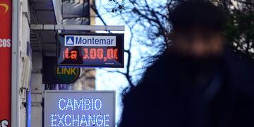 Dólar blue: toca su valor máximo en siete meses y va camino a los $ 170. (José Hernández/ La Voz)