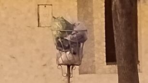 Basura en los canastos por falta de recolección de residuos en Rafaela