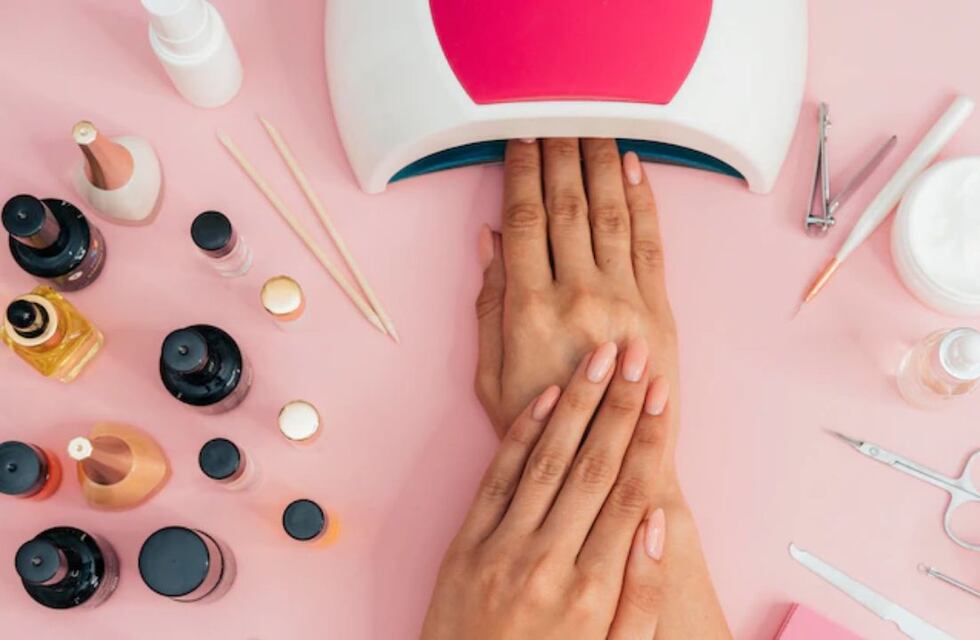 ¿Es peligroso secarse las uñas con lámparas de luz UV? Todo lo que debés saber sobre el tema