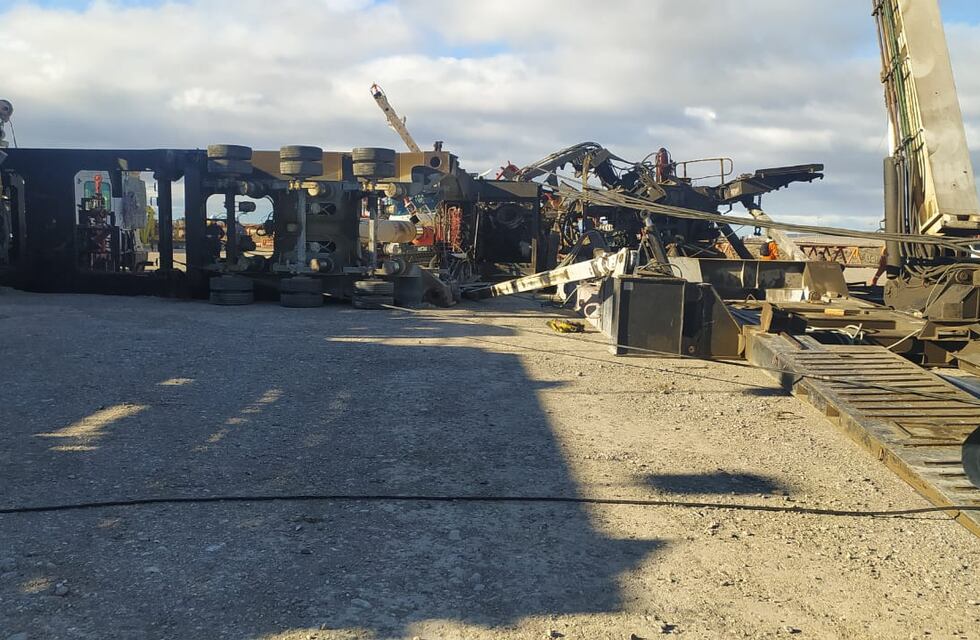 Impactante caída de un equipo de perforación en un yacimiento operado por YPF en Las Heras