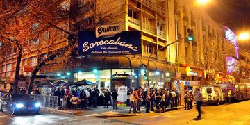 La vereda del Sorocabana se convirtió en una platea para seguir la primera cita de la Semana de los Café.