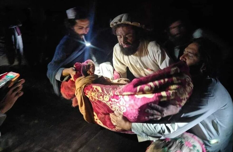 Afganistán: un terremoto dejó al menos mil muertos y cientos de heridos