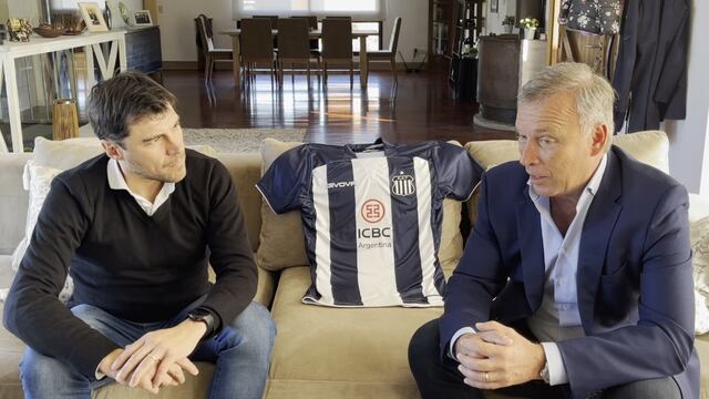 El DT de Talleres, Alexander Medina, junto al presidente Andrés Fassi. Se viene una reunión crucial (Captura web).