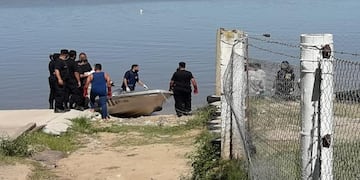 Buzos tácticos se encargaron de trasladar los restos desde la costa del Coronda. (Sauceviejo.com.ar)