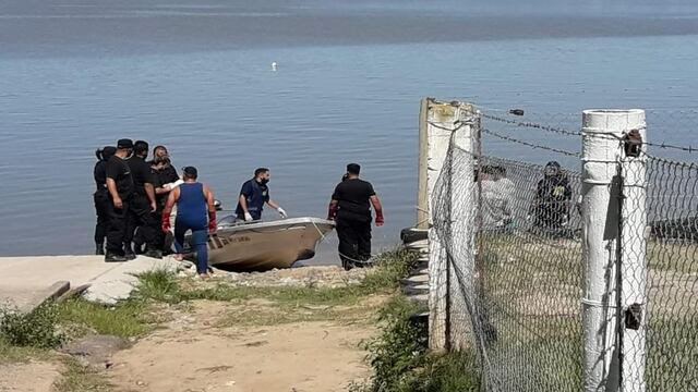 Buzos tácticos se encargaron de trasladar los restos desde la costa del Coronda. (Sauceviejo.com.ar)